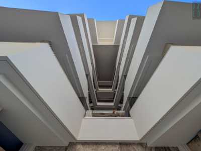 �Il richiamo pi� grande alla cinematografia che abbiamo inserito nel palazzo � proprio questo � rivela Colapinto �: dal primo al quarto piano abbiamo infatti ricreato il cono luminoso che il proiettore propagava fino allo schermo nei vecchi cinematografi� 